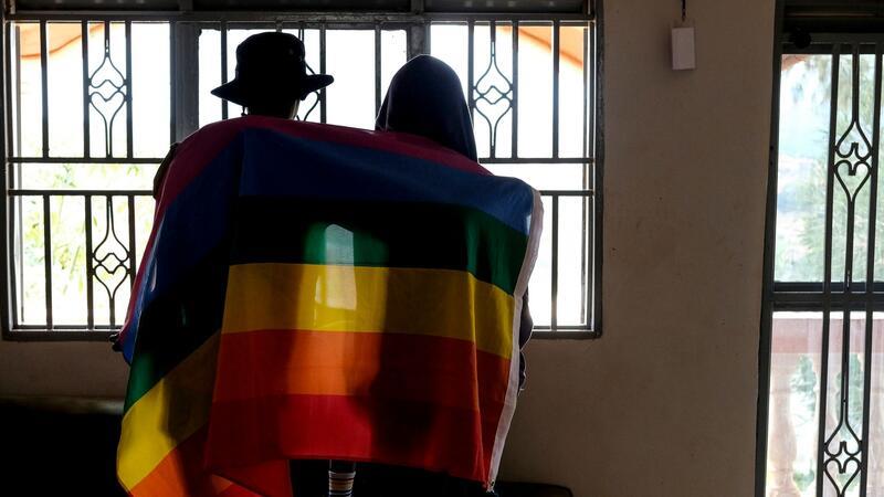 Uganda: Gesetz gegen Homosexualität bestätigt Ein Paar mit einer Pride-Fahne: Die rechtliche Situation offen queerer Menschen ist nicht nur in Uganda schwierig.