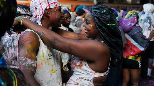 Ein Paar tanzt beim Notting Hill Carnival in London