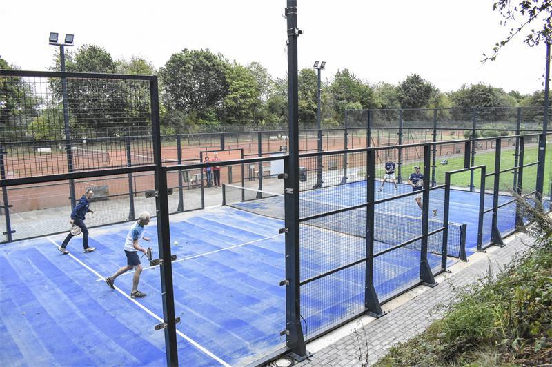 Ein Padelplatz ist ein von Glaswänden und Gittern umschlossenes Spielfeld, auf dem die Trendsportart Padel-Tennis gespielt wird.