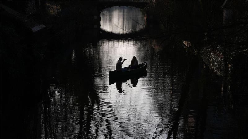 Ein Pärchen fotografiert sich mit einem Smartphone in einem Kanu während der Fahrt auf dem Uhlenhorster Kanal.