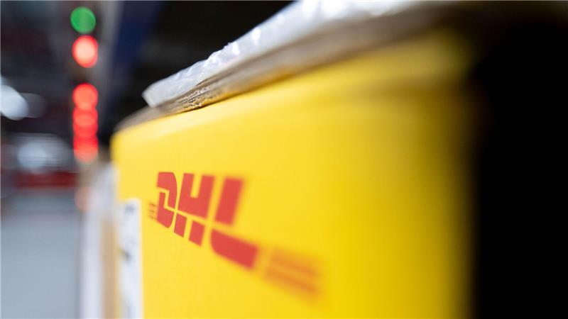 DHL schränkt Paketversand in die USA ein Ein Paket von DHL in einem Logistikzentrum - wertvolle Pakete in die USA werden vorerst nicht mehr angenommen.