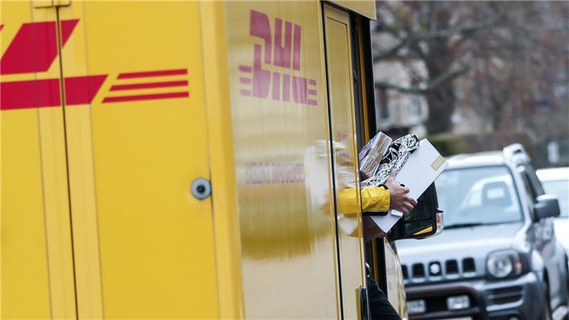Ein Paketbote liefert Pakete aus - mancherorts waren Bundesbürger verärgert über die Qualität der Zustellung.