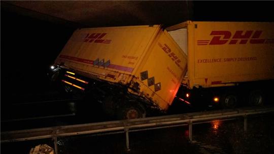 Ein Paketlaster der DHL ist in der Nacht zum Samstag auf der Autobahn 1 bei Osnabrück verunglückt.