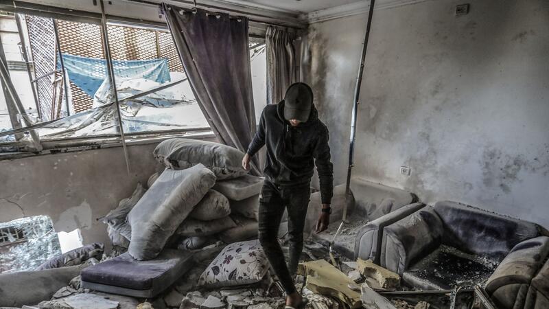 Gaza-Krieg: USA starten Abwurf von Hilfsgütern Ein Palästinenser begutachtet in Rafah die Zerstörung eines Hauses nach einem israelischen Luftangriff, bei dem eine Person getötet wurde.