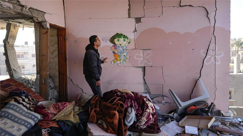 Ein Palästinenser betrachtet ein beschädigtes Wohnhaus nach einem israelischen Angriff auf den Gazastreifen.