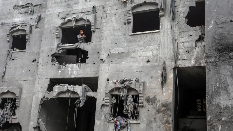 Zwei-Staaten-Lösung: Warum hat es bisher nie geklappt? Ein Palästinenser inspiziert ein zerstörtes Haus nach einem israelischen Luftangriff in Rafah.