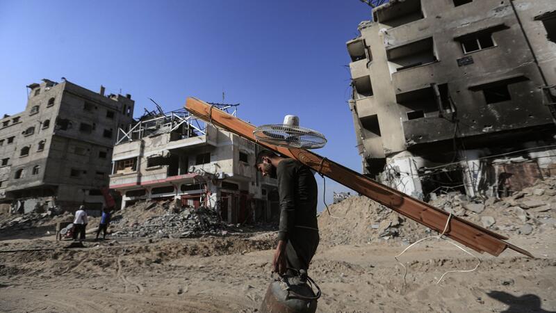Gedämpfte Hoffnungen auf Waffenruhe im Gaza-Krieg Ein Palästinenser mit seinen Habseligkeiten bei der Rückkehr nach Chan Junis.