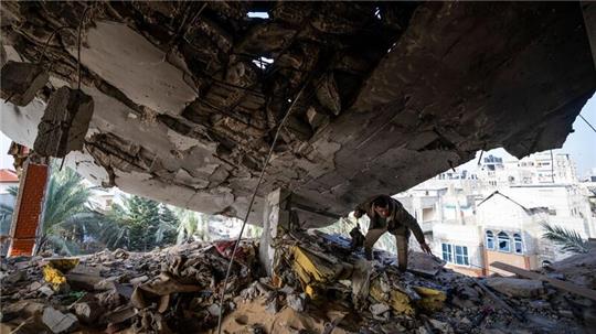 Ein Palästinenser rettet seine Habseligkeiten nach einem israelischen Angriff auf Rafah.