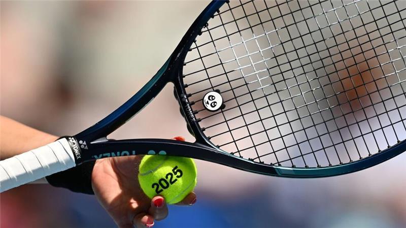 Ein Panda als Schlägerdämpfer von Laura Siegemund bei den Australian Open.