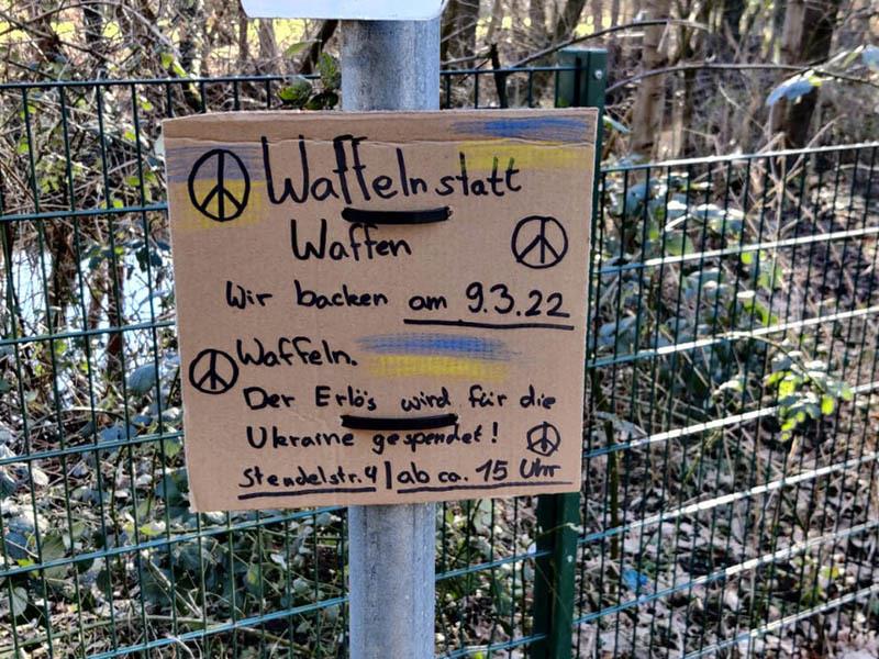 Hilfe für die Ukraine: Wo im Kreis gespendet werden kann Ein Pappschild auf einem Kinderspielplatz in den Schwingewiesen in Stade weist auf die Aktion "Waffeln statt Waffen" hin.