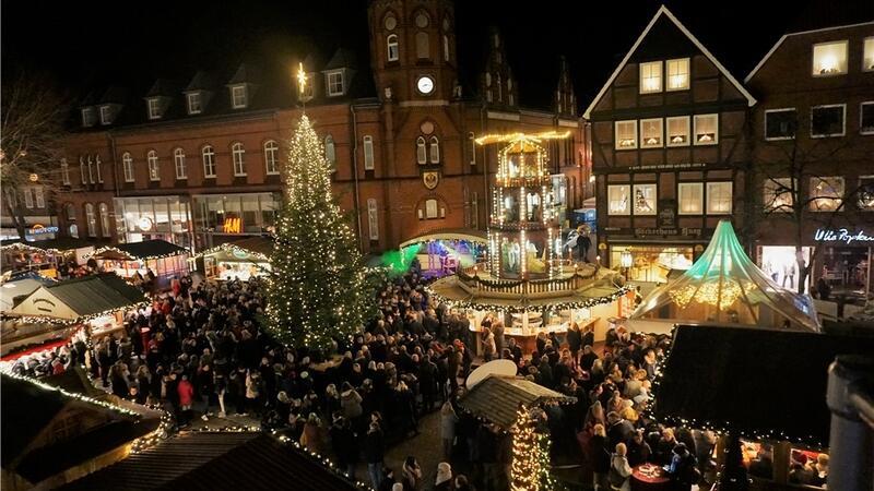 Ein Paradies für Taschendiebe: Dicht gedrängt stehen die Besucher des Stader Weihnachtsmarkts.