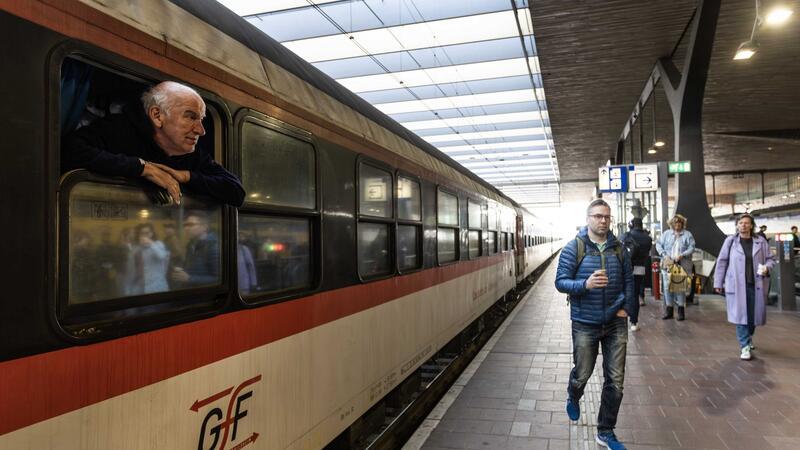 Ein Passagier an Bord des neuen Nachtzuges, der zwischen Berlin, Amsterdam und Brüssel verkehrt, schaut aus einem Zugfenster.