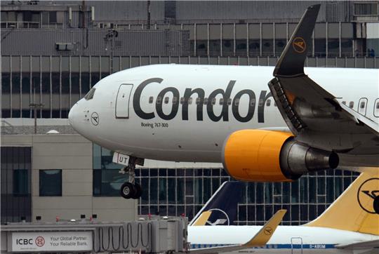 Ein Passagierflugzeug des Ferienfliegers Condor. Foto: Boris Roessler/dpa