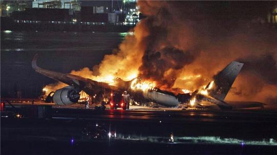 Ein Passagierflugzeug geriet nach der Landung auf dem Tokioter Flughafen Haneda bei der Kollision in Brand.