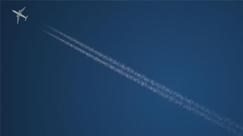 1,5 Grad sind übertroffen - ist das 1,5-Grad-Ziel verfehlt? Ein Passagierflugzeug hinterlässt beim Flug CO2 und Kondensstreifen. (Archivbild)