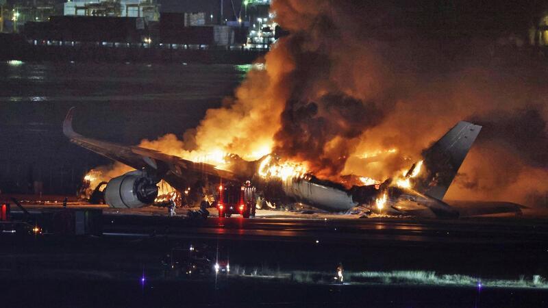 Ein Passagierflugzeug ist bei der Landung auf dem Tokioter Flughafen Haneda in Brand geraten.