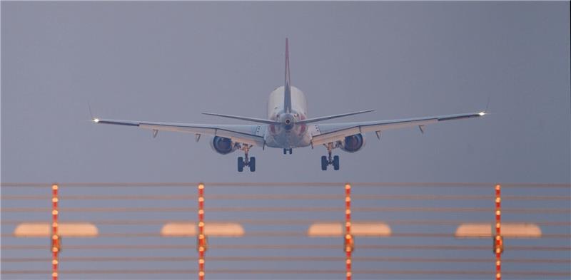 Flughafen Hamburg rechnet mit „etwas ruhigeren“ Märzferien Ein Passagierflugzeug landet am Nachmittag auf dem Flughafen Hamburg Airport. Foto: Marcus Brandt/dpa