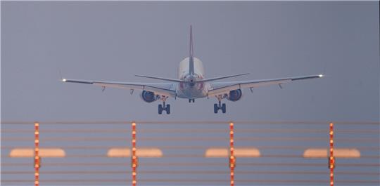 Ein Passagierflugzeug landet am Nachmittag auf dem Flughafen Hamburg Airport. Foto: Marcus Brandt/dpa