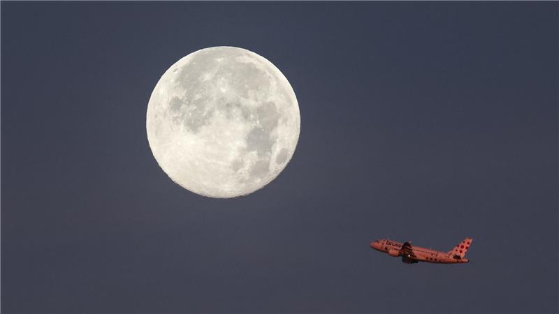 Supermond über dem Landkreis Stade: Das sind die besten Leserfotos Ein Passagierflugzeug startet vom Airport in Hamburg und fliegt vor dem untergehenden Mond vorbei. In der Nacht war in Deutschland der größte Vollmond des Jahres zu sehen - ein sogenannter Supermond.