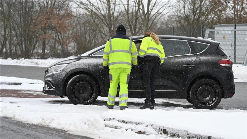 Ein Passant hat in einem Auto einem Rastplatz an der Autobahn 28 eine Leiche entdeckt.