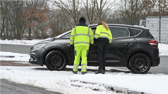 Ein Passant hat in einem Auto einem Rastplatz an der Autobahn 28 eine Leiche entdeckt.