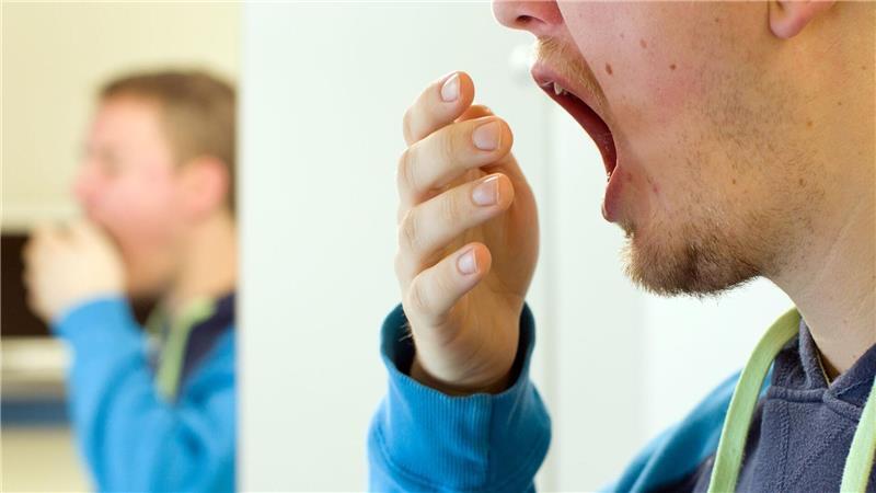 Gähn - oder doch nicht? Ist Frühjahrsmüdigkeit ein Mythos? Ein Patient gähnt im Schlaflabor des Universitätsklinikums Münster. (Archivbild)