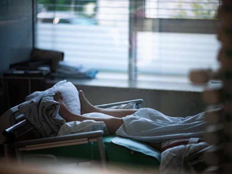 Hamburgs Corona-Inzidenz stabil, aber acht weitere Todesopfer Ein Patient liegt in einem Zimmer auf einer Corona-Intensivstation. Foto: Fabian Strauch/dpa/Archivbild
