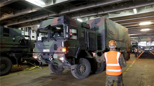 Ein Patriot-Flugabwehrraketensystem der Flugabwehrraketengruppe 21 im Überseehafen auf ein Schiff verladen.
