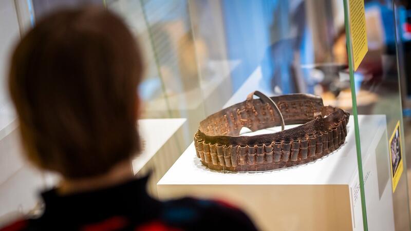 Museum gibt Patronengurt aus Kolonialzeit zurück Ein Patronengurt wird in der Ausstellung „Am Anfang war der Gurt - Braunschweiger Ethnographica, Souvenirs & koloniale Trophäen“ im Städtischen Museum präsentiert.
