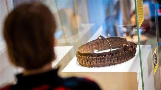 Ein Patronengurt wird in der Ausstellung „Am Anfang war der Gurt - Braunschweiger Ethnographica, Souvenirs & koloniale Trophäen“ im Städtischen Museum präsentiert.
