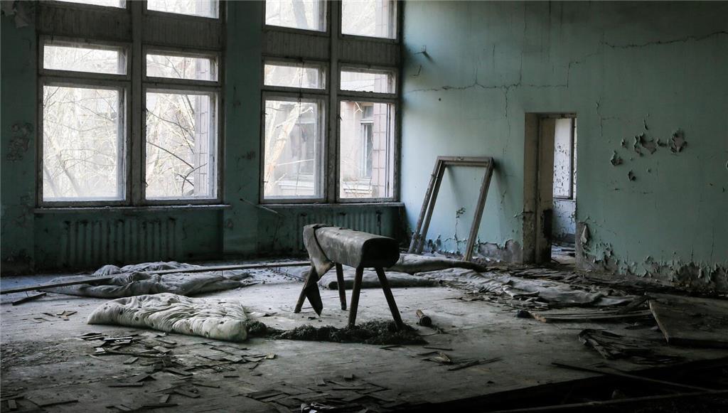 Ein Pauschenpferd steht in einer Schulturnhalle in der verlassenen Stadt Prypjat...