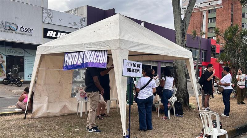 Plötzlich wird es still am Trümmerberg in Cali Ein Pavillon nahe einem eingestürzten Gebäude dient als „Gebetsort“.