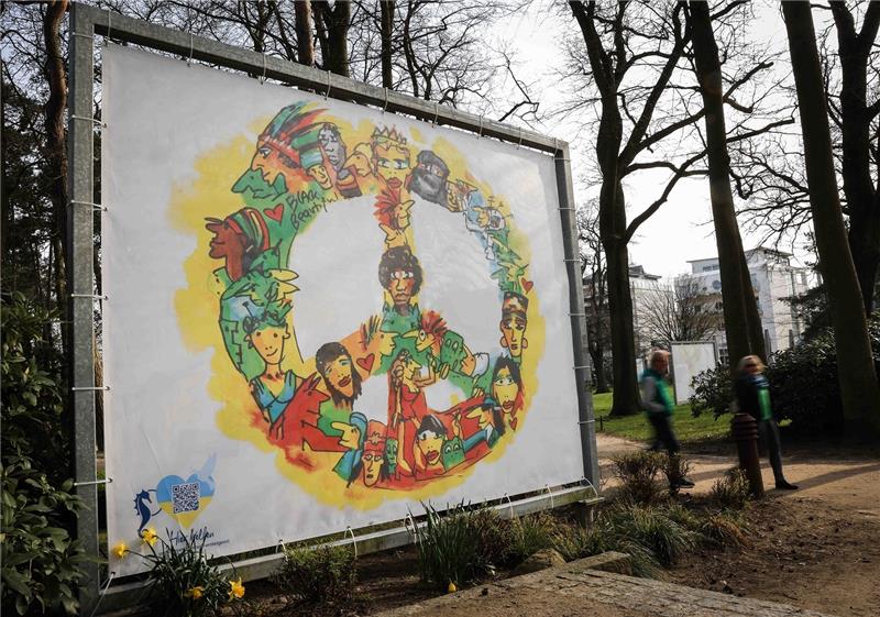 Ein Peace-Plakat mit einem Motiv des Sängers, Musikers und Künstlers Udo Lindenberg steht im Kurpark in Timmendorfer Strand. Foto: Christian Charisius/dpa