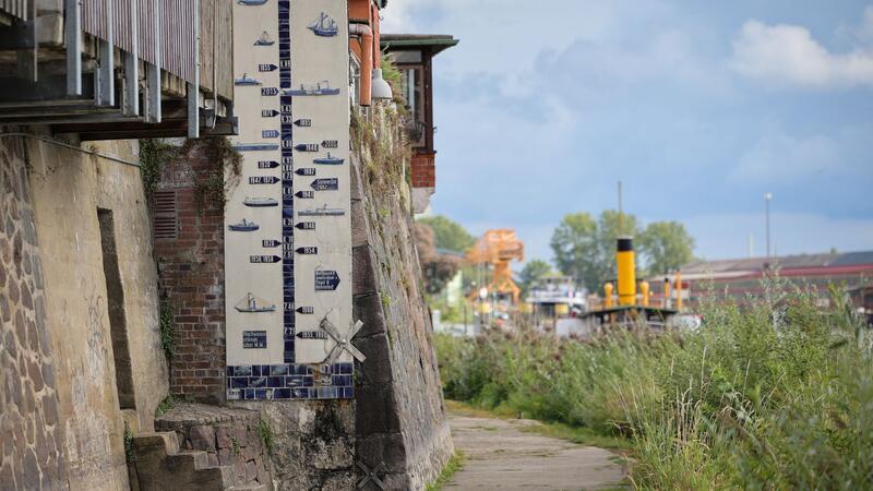Ein Pegel an der Elbuferstraße in Lauenburg zeigt Hochwassermarken der Vergangenheit. (Archivbild)