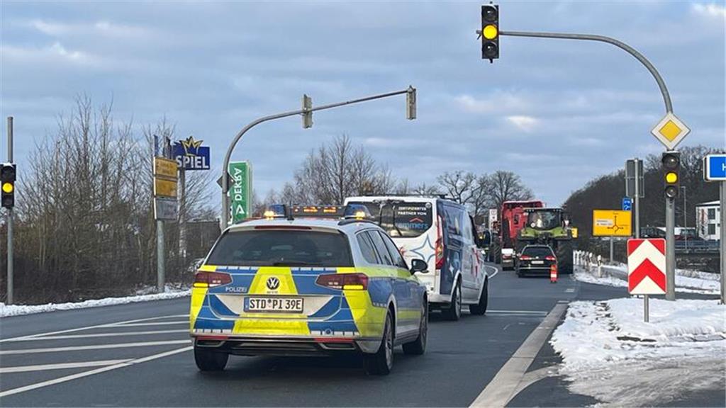 Ein Peternwagen steht vor der A26-Auffahrt in Stade.
