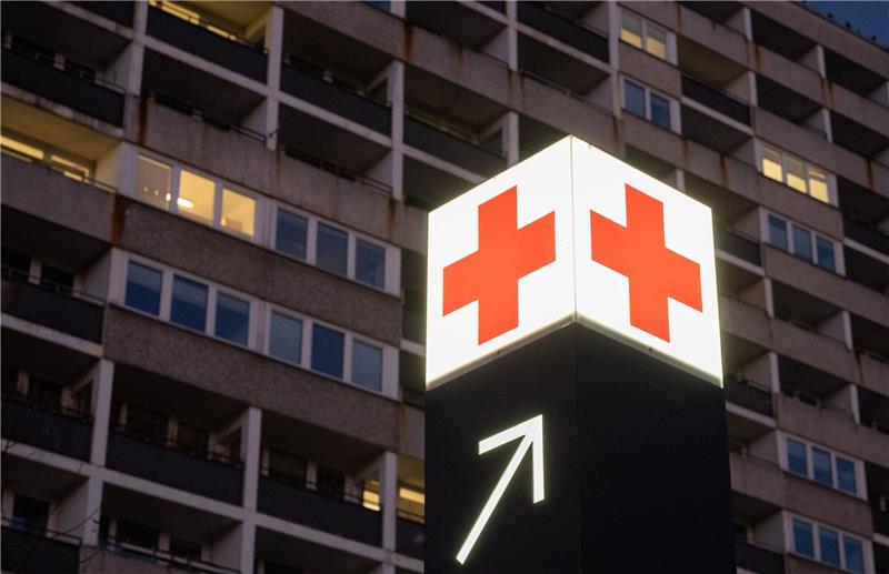 Energieberatungspflicht bringt Kliniken in Not Ein Pfeil weist den Weg zur Notaufnahme eines Krankenhauses.