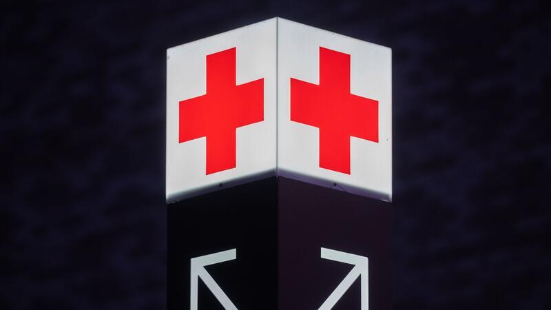 Ein Pfeil weist den Weg zur Notaufnahme eines Krankenhauses.