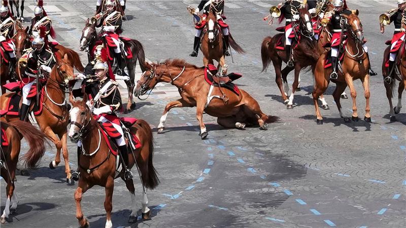 Bilder des Tages Ein Pferd rutscht während der Parade zum französischen Nationalfeiertag in Paris aus. Der 14. Juli erinnert an den Sturm auf die Bastille 1789.