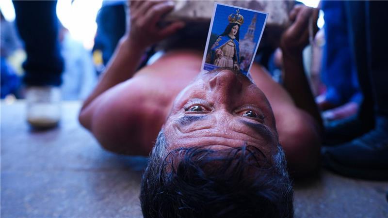 Ein Pilger kriecht während der jährlichen Feierlichkeiten zur Unbefleckten Empfängnis der Jungfrau Maria zur Wallfahrtskirche Lo Vasquez in Valparaiso in Chile.