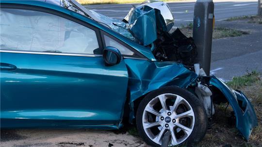 Ein Pkw ist nach einem Unfall schwer beschädigt. Die Autoversicherung ist erheblich teurer geworden.