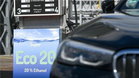 Ein Pkw parkt vor einer E20-Tankstelle im Werk der Südzucker-Tochter CropEnergies in Zeitz.
