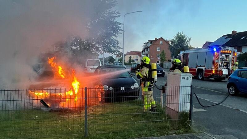 Ein Pkw stand am frühen Donnerstagmorgen mitten in Cuxhaven in Flammen.