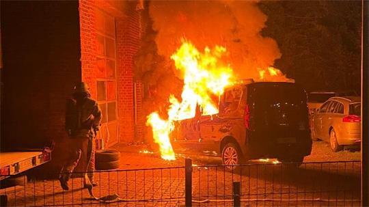 Ein Pkw steht vor einer Autowerkstatt und -aufbereitung am Hinterdeich in Stade in Flammen.