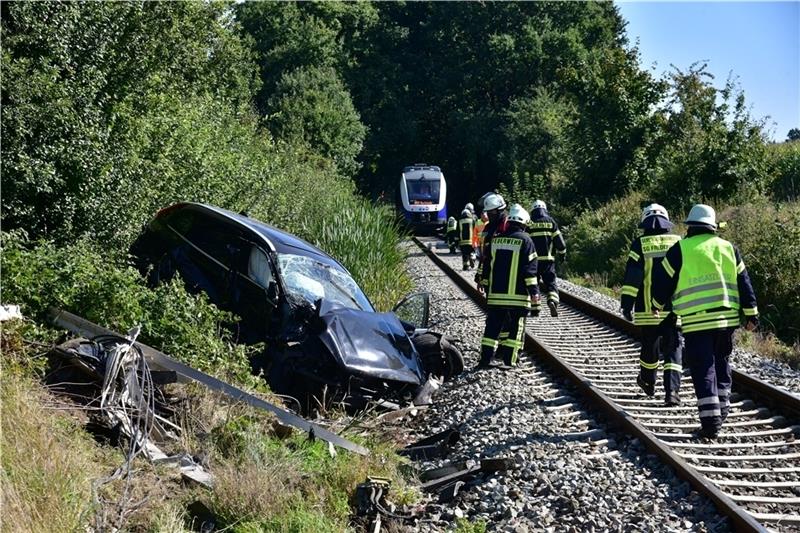 Ein Pkw wird an einem Bahnübergang in Aspe von einem Zug erfasst.