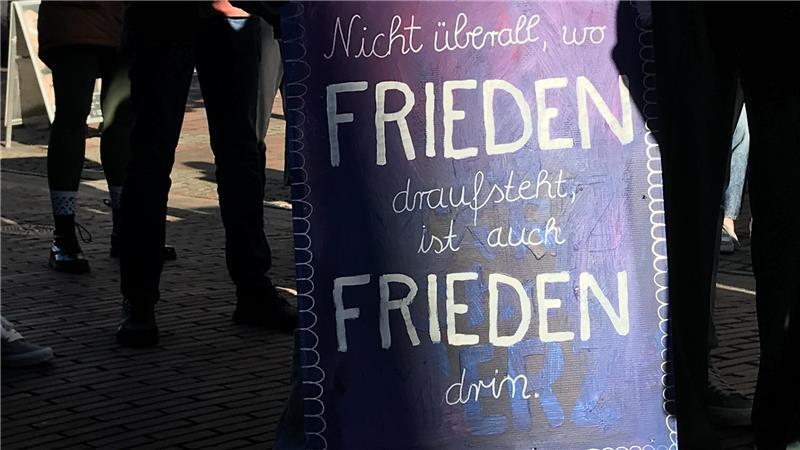 Umstrittenes Bündnis GfD in Buxtehude auf verlorenem Posten Ein Plakat der Gegendemo. Die GfD positioniert sich unter anderem gegen den Ukraine-Krieg, ist gegen weitere Waffenlieferungen an die Ukraine. Doch für das Bündnis selbst ist umstritten, wird vom Verfassungsschutz beobachtet.