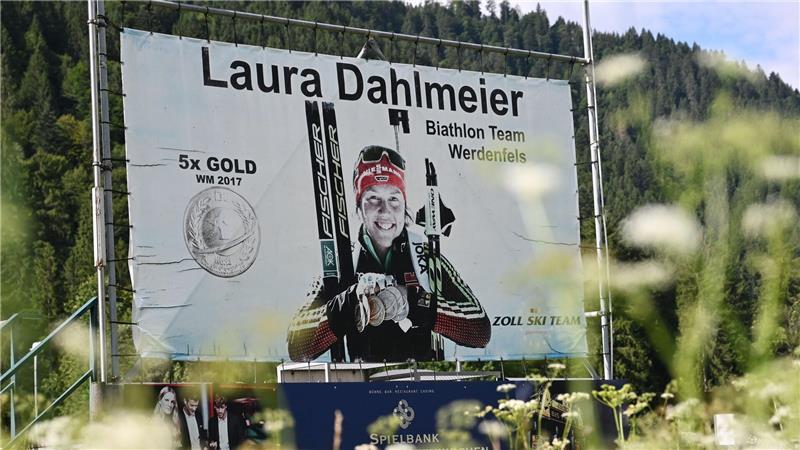 Trauer um Dahlmeier: Hätten alles gegeben, um sie zu retten Ein Plakat erinnert unweit von Garmisch-Partenkirchen an die Erfolge Laura Dahlmeiers.