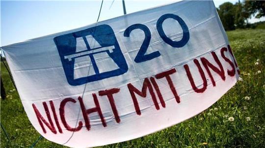 Ein Plakat mit der Aufschrift „A20 Nicht mit uns!".