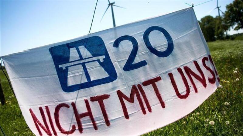 Ein Plakat mit der Aufschrift "A20 Nicht mit uns!".