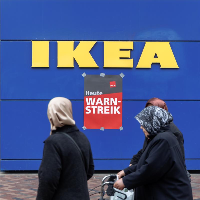 Ein Plakat mit der Aufschrift "Heute Warnstreik" hängt unter dem Firmenlogo am Ikea Kaufhaus Altona. Vergangene Woche legten Beschäftigte im Hamburger Einzelhandel die Arbeit für zwei Tage nieder. Foto: Markus Scholz/dpa