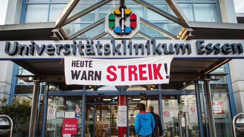 Rund 700 Ärztinnen und Ärzte nehmen an Warnstreik teil Ein Plakat mit der Aufschrift „Heute Warnstreik“ hängt vor der Universitätsklinikum.